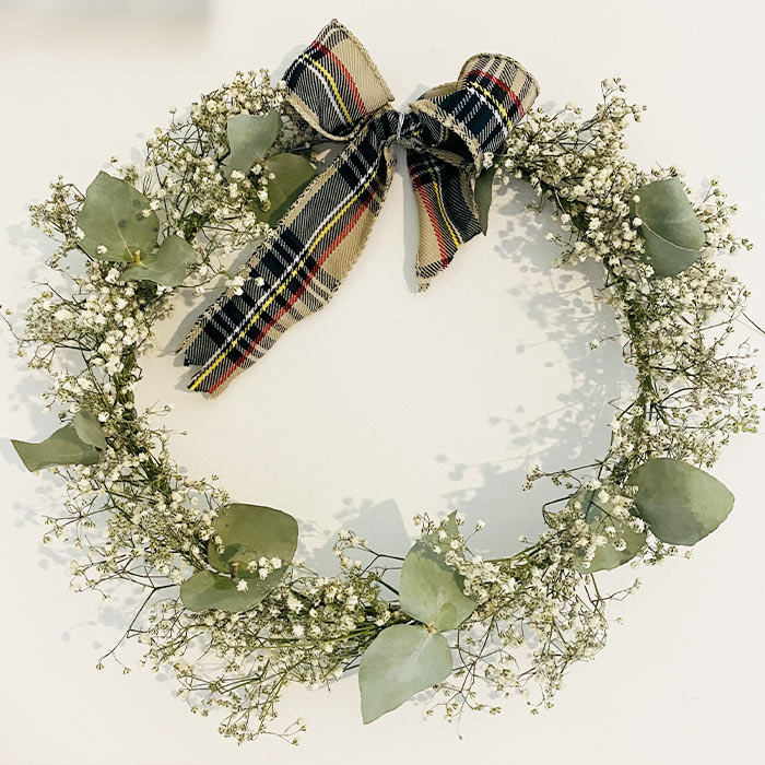 Couronne de fleurs séchées et gypse.